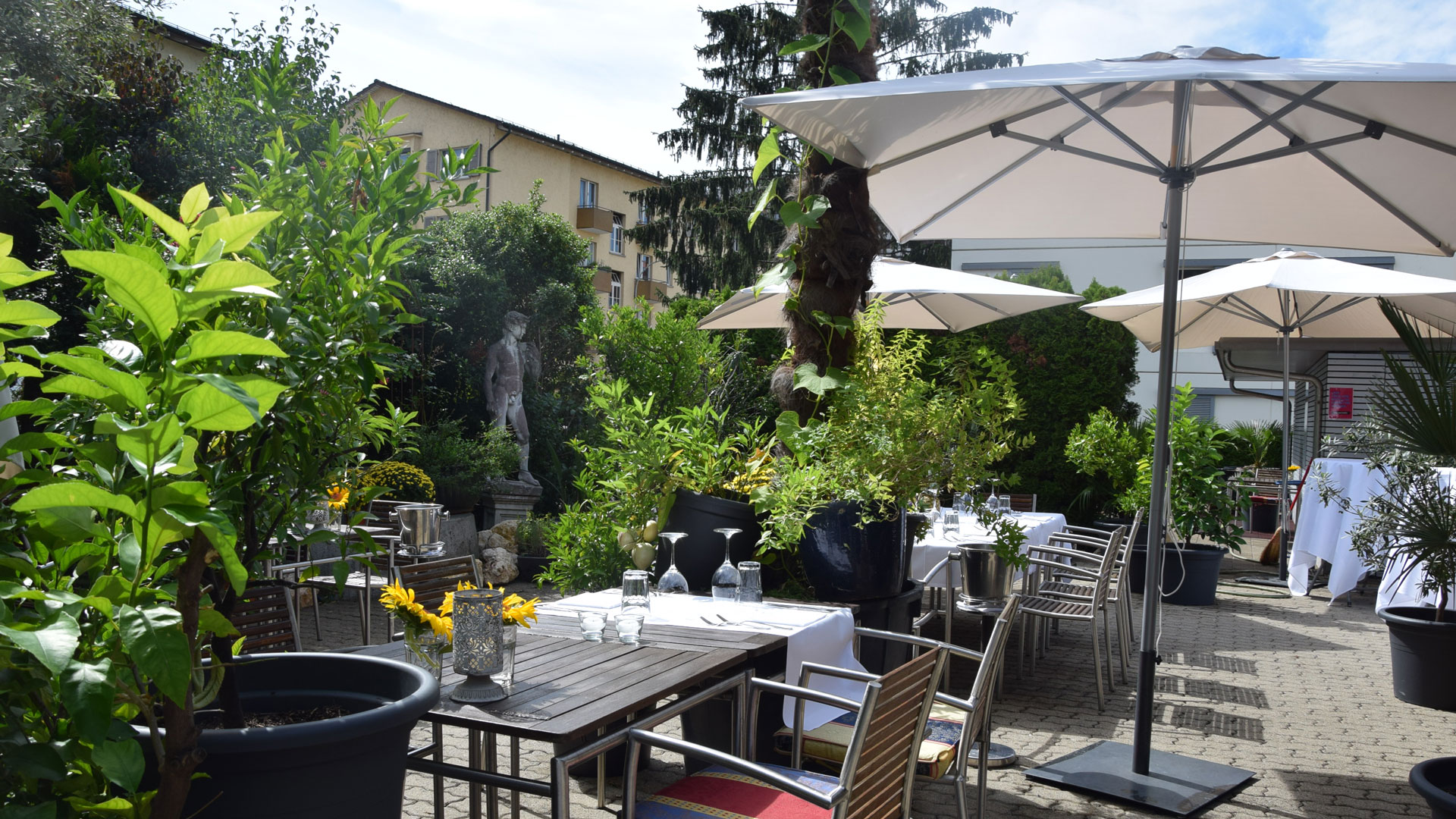 Terrasse-Sabor-Zürich-Schlieren Sonnige Terrasse des spanischen Restaurants SABOR in Zürich-Schlieren – ideal für Tapas und Wein im Freien